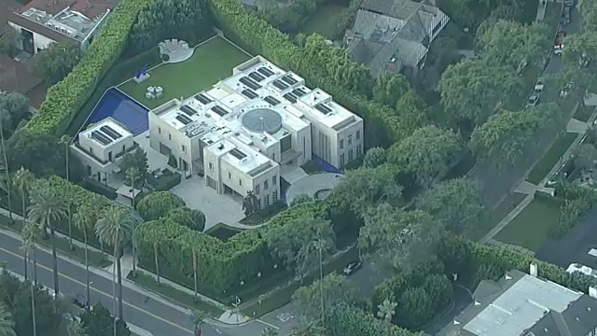 FBI serves search warrant tied to Eric Swalwell investigation at mansion in Beverly Hills
— Elmhurst Community news