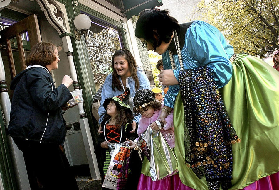 Halloween safety tips for trick-or-treaters, homeowners and drivers — Elmhurst Technology news